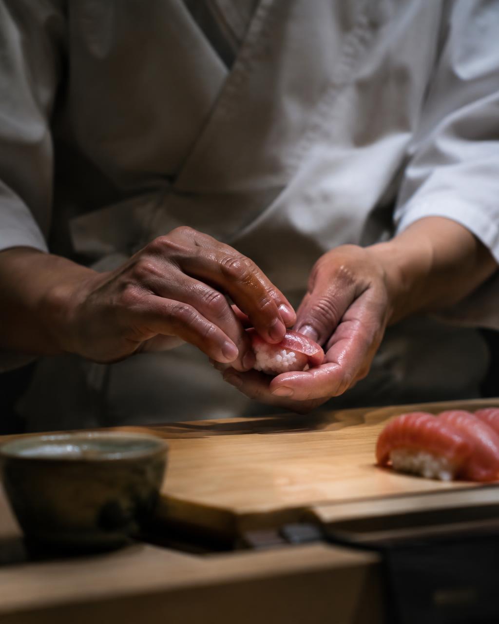 Sushi-Koch formt Nigiri von Hand
